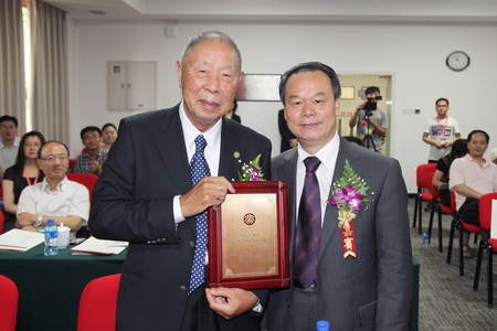 和谢立中教授代表中心向香港择善基金会主席陈乐怡女士赠送纪念品随后