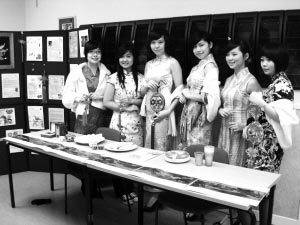 大年三十中国七美女英国卖饺子(图)