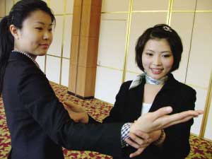 海归女硕士争当导购员收入媲美白领(图)