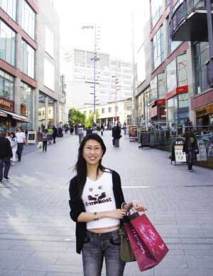 海归女硕士争当导购员收入媲美白领(图)