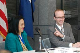 美国使馆公事衔参赞唐雷慧娴女士与使馆副领事史建邦先生向大家介绍美国签证相关情况