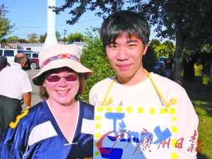 爱心家庭的妈妈要有足够时间和精力来照顾交换学生。 爱心家庭的妈妈要有足够时间和精力来照顾交换学生。