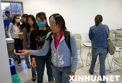 5月7日,墨西哥国立自治大学医学院的学生在上课前用消毒啫喱洗手。新华社发(戴维摄) 5月7日,墨西哥国立自治大学医学院的学生在上课前用消毒啫喱洗手。新华社发(戴维摄)