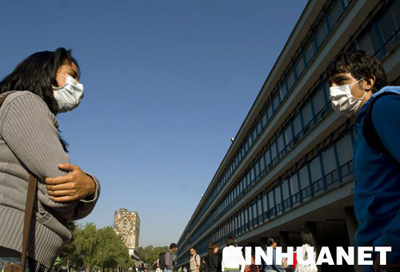 5月7日,在墨西哥国立自治大学医学院复课的第一天,两名学生戴着口罩打招呼。 新华社发(戴维摄) 5月7日,在墨西哥国立自治大学医学院复课的第一天,两名学生戴着口罩打招呼。 新华社发(戴维摄)