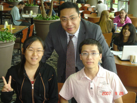 与在此就读的留学生们合影(图) 与在此就读的留学生们合影(图)