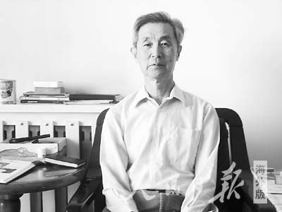 曹小平在北京的家中 韩志方摄(图) 曹小平在北京的家中 韩志方摄(图)