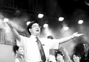四川外语学院校长李克勇与同学们一起高歌(图) 四川外语学院校长李克勇与同学们一起高歌(图)