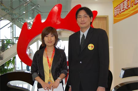 主持人孟楠(左)与学美留学总裁张恒瑞(右) 主持人孟楠(左)与学美留学总裁张恒瑞(右)