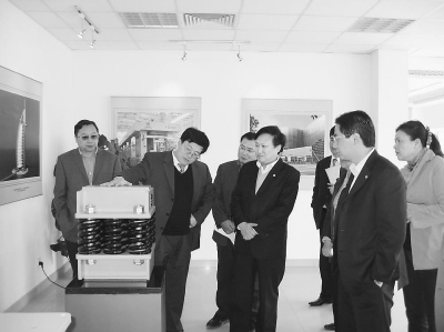尹学军(左二)向来访的领导介绍隔而固(青岛)振动控制公司生产的隔振设备(图) 尹学军(左二)向来访的领导介绍隔而固(青岛)振动控制公司生产的隔振设备(图)