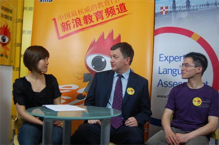 主持人孟楠(左)与剑桥大学留学生基金和剑桥大学英联邦留学基金会总裁沙利文先生(中)和第一届的奖学金的获得者刘合林先生(右) 主持人孟楠(左)与剑桥大学留学生基金和剑桥大学英联邦留学基金会总裁沙利文先生(中)和第一届的奖学金的获得者刘合林先生(右)