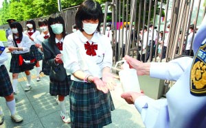 5月21日,日本东京,学校加强卫生防疫工作,学生戴口罩上课。目前赴日签证尚未受到明确影响。Junko Kimura/CFP 5月21日,日本东京,学校加强卫生防疫工作,学生戴口罩上课。目前赴日签证尚未受到明确影响。Junko Kimura/CFP