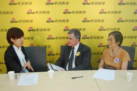 主持人孟楠(左)向格里菲斯大学校长欧康纳先生(中)、朱明若教授请教澳洲大学网友关心话题 主持人孟楠(左)向格里菲斯大学校长欧康纳先生(中)、朱明若教授请教澳洲大学网友关心话题