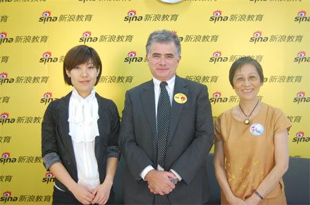 访谈结束后格里菲斯大学校长欧康纳先生(中)与朱明若教授在新浪教育访谈室留影 访谈结束后格里菲斯大学校长欧康纳先生(中)与朱明若教授在新浪教育访谈室留影