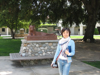 校中心的卧狮是大学的标志 校中心的卧狮是大学的标志