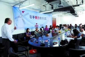 Neso China首席代表Jacques van Vliet在活动现场介绍荷兰留学概况,偶尔冒出的一两句地道北京话,引发一片笑声 Neso China首席代表Jacques van Vliet在活动现场介绍荷兰留学概况,偶尔冒出的一两句地道北京话,引发一片笑声