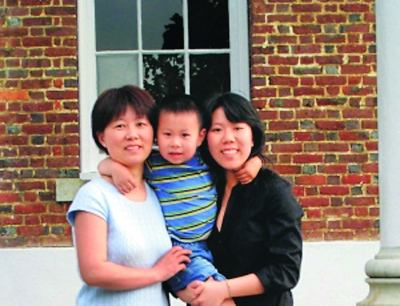 张宏杰(右)的家庭合影 张宏杰(右)的家庭合影