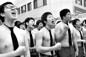 2008年11月13日,韩国,男生为参加“高考”的考生壮行。 2008年11月13日,韩国,男生为参加“高考”的考生壮行。