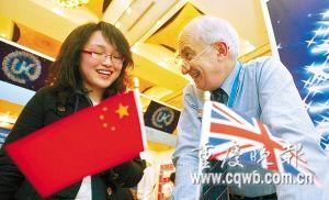 英国高校工作人员向学生解答留学方面的相关问题(资料图片) 记者 钱波 摄 英国高校工作人员向学生解答留学方面的相关问题(资料图片) 记者 钱波 摄