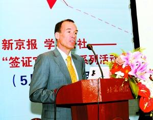 澳大利亚驻华大使馆公使衔参赞万胤忠在介绍澳大利亚教育资源以及留学需注意的问题 澳大利亚驻华大使馆公使衔参赞万胤忠在介绍澳大利亚教育资源以及留学需注意的问题