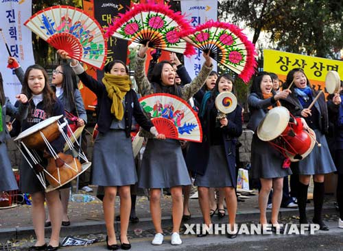 韩国初中生在首尔一所中学的外面为参加高考的高中生加油鼓劲。(图片来源:新华社/法新) 韩国初中生在首尔一所中学的外面为参加高考的高中生加油鼓劲。(图片来源:新华社/法新)