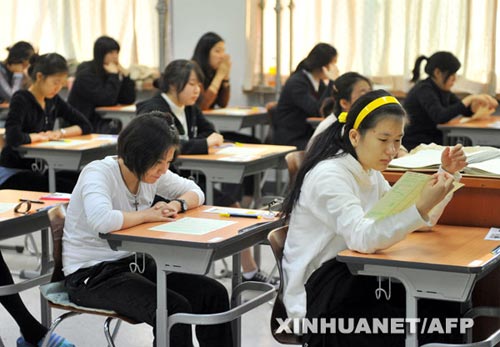 韩国高中生在首尔一个考场参加高考。当天,成千上万的韩国高中生参加了大学入学考试。(图片来源:新华社/法新) 韩国高中生在首尔一个考场参加高考。当天,成千上万的韩国高中生参加了大学入学考试。(图片来源:新华社/法新)