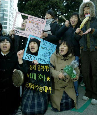 学弟学妹们拿起锣鼓,举起标语,为正在参加高考的学哥学姐们加油助威。(来源:国际在线) 学弟学妹们拿起锣鼓,举起标语,为正在参加高考的学哥学姐们加油助威。(来源:国际在线)