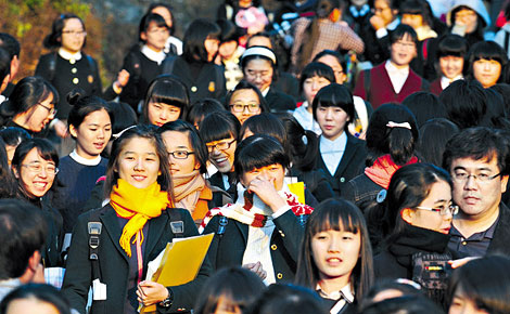 韩国大学入学考试在全国各个考场同时进行。 韩国大学入学考试在全国各个考场同时进行。