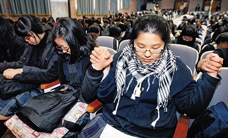 高考前,首尔培华女高中的高三学生们手拉手为了取得好成绩正在虔诚地祈祷。 高考前,首尔培华女高中的高三学生们手拉手为了取得好成绩正在虔诚地祈祷。