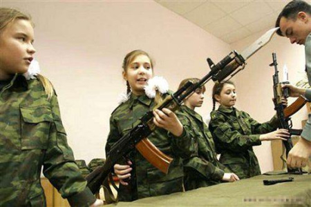 军事化训练要求女兵们必须学会使用武器。 军事化训练要求女兵们必须学会使用武器。