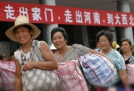 便宜又方便的蛇皮袋一直都是中国老百姓的流行装备 便宜又方便的蛇皮袋一直都是中国老百姓的流行装备