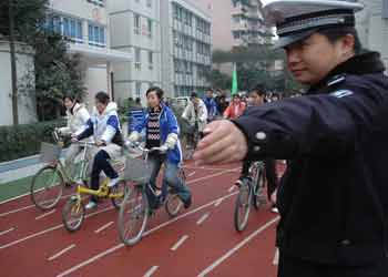 成都一中学办自行车考试 3名男生未取得驾照 成都一中学办自行车考试 3名男生未取得驾照