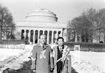 李衍达(右)与林家翘教授在麻省理工学院合影 李衍达(右)与林家翘教授在麻省理工学院合影