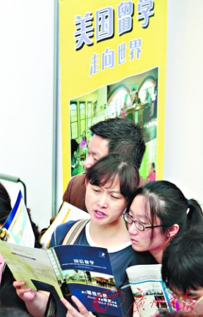 许多中国父母还是希望孩子出国后能保持中国传统文化观念,因此专家建议,最好等孩子的世界观基本形成后再出去留学。(CFP图片) 许多中国父母还是希望孩子出国后能保持中国传统文化观念,因此专家建议,最好等孩子的世界观基本形成后再出去留学。(CFP图片)