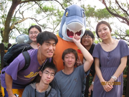 考完试的同学们脸上终于露出了轻松会心的笑容 考完试的同学们脸上终于露出了轻松会心的笑容