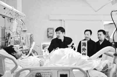 张宁参赞(右三)看望熊烨同学(左一) 张宁参赞(右三)看望熊烨同学(左一)