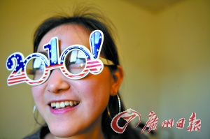 戴着“美国式”眼镜的张悦,曾经爱哭的她现在已经适应了留学生活 戴着“美国式”眼镜的张悦,曾经爱哭的她现在已经适应了留学生活