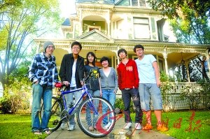 Abby黄,Stephe刘,Ian姚,Yikki张,Candice冯等留学生在租住的别墅前留影。 Abby黄,Stephe刘,Ian姚,Yikki张,Candice冯等留学生在租住的别墅前留影。