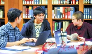 美国洛杉矶南加州大学,来自深圳市的李俊强同学正在图书馆内和美国同学做课题。 美国洛杉矶南加州大学,来自深圳市的李俊强同学正在图书馆内和美国同学做课题。