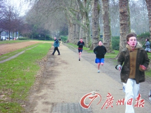 中国男孩与英国同学一起上体育课 中国男孩与英国同学一起上体育课