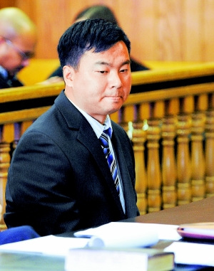 9日,江海松出现在法庭上。 9日,江海松出现在法庭上。
