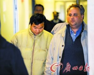 图为江海松被当地警方逮捕的画面。 图为江海松被当地警方逮捕的画面。