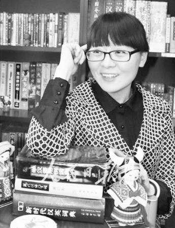 作为孔子学院中方院长,肖霞在处理日常行政事务外,还要负责项目企划、出纳、文秘等工作 作为孔子学院中方院长,肖霞在处理日常行政事务外,还要负责项目企划、出纳、文秘等工作