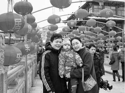 家庭和睦、事业顺利、女儿乖巧,袁方和张艳有着令人羡慕的家庭。 家庭和睦、事业顺利、女儿乖巧,袁方和张艳有着令人羡慕的家庭。