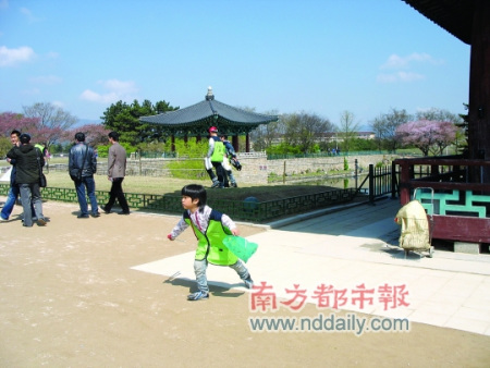 小朋友在公园里拾垃圾。 小朋友在公园里拾垃圾。