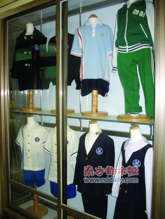 校服款式多样,不只是运动装。 校服款式多样,不只是运动装。