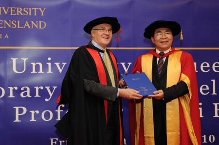 昆士兰大学常务副校长Michael Keniger向中科院常务副院长白春礼授予荣誉博士学位 昆士兰大学常务副校长Michael Keniger向中科院常务副院长白春礼授予荣誉博士学位