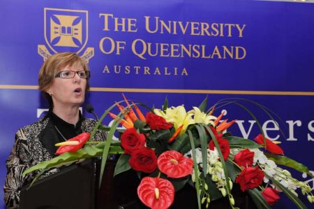 昆士兰大学国际事务副校长 Anna Ciccarelli正在做科研机构全球化战略的主题演讲 昆士兰大学国际事务副校长 Anna Ciccarelli正在做科研机构全球化战略的主题演讲