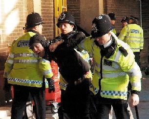 警方逮捕一名示威者。图/CFP 警方逮捕一名示威者。图/CFP