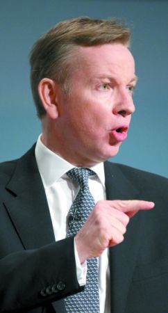 近日,英国教育部大臣迈克尔·戈夫(Michael Gove)随英国首相卡梅伦访华,并对目前备受关注的留英学费上涨、签证手续、就业等问题进行了解答。 图/CFP 近日,英国教育部大臣迈克尔·戈夫(Michael Gove)随英国首相卡梅伦访华,并对目前备受关注的留英学费上涨、签证手续、就业等问题进行了解答。 图/CFP