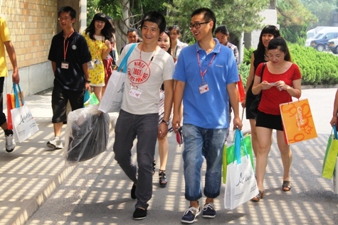 获奖者得到了大使馆准备的丰富奖品 获奖者得到了大使馆准备的丰富奖品